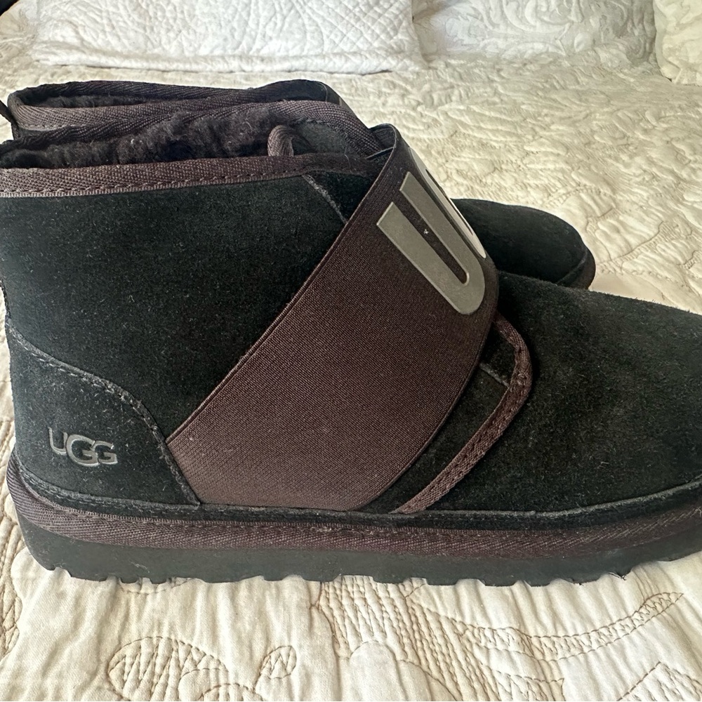 UGG unisex Black Boots with Logo Strap sheep 🐑 wool.Condition NWT - Picture 5 of 5